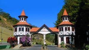un bâtiment avec deux tours sur une rue dans l'établissement Apartamento Diamante, à Águas de Lindóia