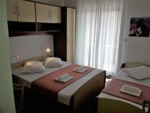 sypialnia z 2 łóżkami i ręcznikami w obiekcie Apartment in Sukošan with sea view, terrace, Wi-Fi (4813-2) w Sukošanie