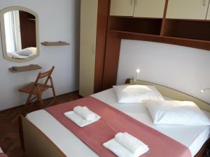 sypialnia z łóżkiem i dwoma białymi ręcznikami na nim w obiekcie Apartment in Sukošan with sea view, terrace, Wi-Fi (4813-2) w Sukošanie +22 zdjęcia