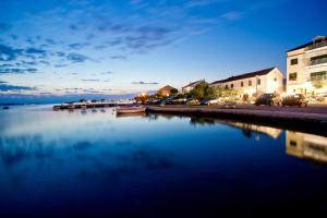 widok na rzekę z samochodami zaparkowanymi na ulicy w obiekcie Apartment in Sukošan with sea view, terrace, Wi-Fi (4813-2) w Sukošanie