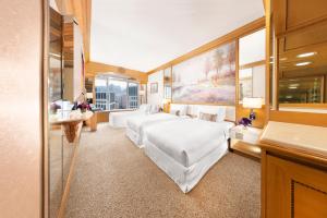 Postel nebo postele na pokoji v ubytování Regal Hongkong Hotel
