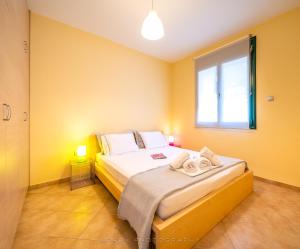 Postel nebo postele na pokoji v ubytování FLUO Seaside Apartment