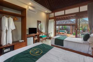 Ein Bett oder Betten in einem Zimmer der Unterkunft Alam Wayang Ubud - CHSE Certified