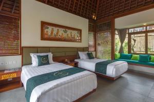 Ein Bett oder Betten in einem Zimmer der Unterkunft Alam Wayang Ubud - CHSE Certified