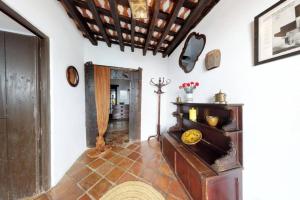 um corredor de uma casa com tecto de madeira em La casa del piano - Beautiful 18th century house with courtyard & pool em Jimena de la Frontera