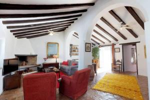 A seating area at La casa del piano - Beautiful 18th century house with courtyard & pool