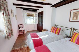 A bed or beds in a room at La casa del piano - Beautiful 18th century house with courtyard & pool Még 33 kép