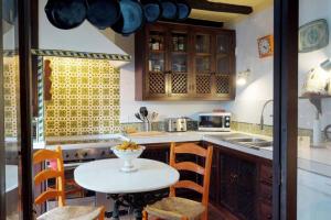 A kitchen or kitchenette at La casa del piano - Beautiful 18th century house with courtyard & pool