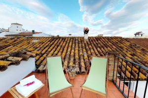 A balcony or terrace at La casa del piano - Beautiful 18th century house with courtyard & pool