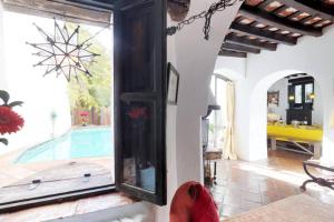 The swimming pool at or close to La casa del piano - Beautiful 18th century house with courtyard & pool