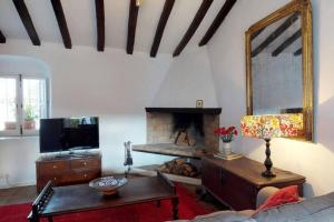 A television and/or entertainment centre at La casa del piano - Beautiful 18th century house with courtyard & pool