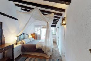 A bed or beds in a room at La casa del piano - Beautiful 18th century house with courtyard & pool