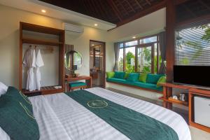 Ein Bett oder Betten in einem Zimmer der Unterkunft Alam Wayang Ubud - CHSE Certified