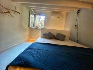 une chambre avec un lit avec une couette bleue et une fenêtre dans l'établissement CIVICO475 House Chioggia, à Chioggia 10 autres photos