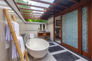 Ein Badezimmer in der Unterkunft Alam Wayang Ubud - CHSE Certified