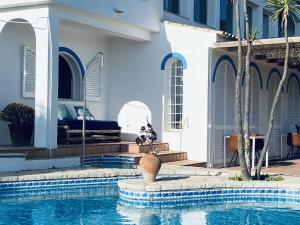 a swimming pool in front of a house at B&B Casa do Cerro in Moncarapacho