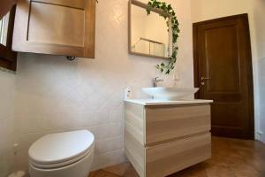 La salle de bains est pourvue de toilettes, d'un lavabo et d'un miroir. dans l'établissement Casa Luisa IUN Q3032 Appartamento a 5 minuti in macchina dal Mare, à Bari Sardo