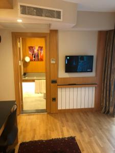 TV a/nebo společenská místnost v ubytování Maywood Hotel