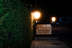 Eftimie MurguにあるPensiunea Danieliの夜の茂みの前の看板