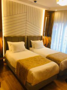 Postel nebo postele na pokoji v ubytování Maywood Hotel
