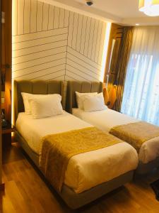 Postel nebo postele na pokoji v ubytování Maywood Hotel