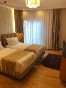 Postel nebo postele na pokoji v ubytování Maywood Hotel