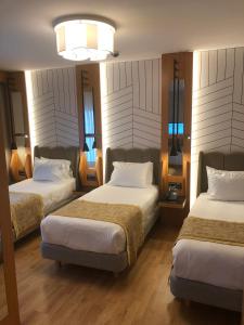 Postel nebo postele na pokoji v ubytování Maywood Hotel