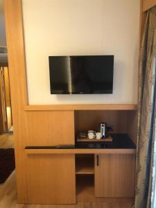 TV a/nebo společenská místnost v ubytování Maywood Hotel