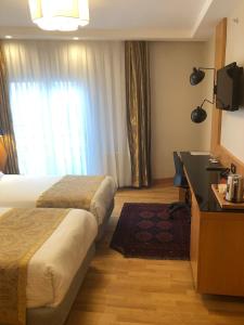 TV a/nebo společenská místnost v ubytování Maywood Hotel