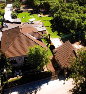 Eftimie MurguにあるPensiunea Danieliの屋根付きの家屋の上面