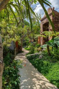 Ein Garten an der Unterkunft Alam Wayang Ubud - CHSE Certified