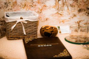 Eftimie MurguにあるPensiunea Danieliの本とバスケットとグラスが置かれたテーブル +53枚の写真