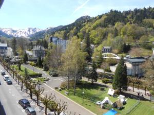 une rue dans une ville avec une montagne en arrière-plan dans l'établissement Le Sarciron, à Le Mont-Dore