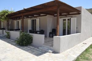 ein Haus mit einer Veranda mit Holzdach in der Unterkunft Camping Kea in Pisses