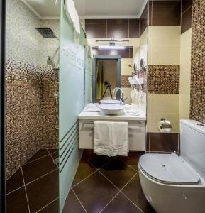 W łazience znajduje się toaleta, umywalka i prysznic. w obiekcie Aster Hotel Group w Taszkiencie
