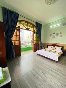 Schlafzimmer mit einem Bett mit blauen Vorhängen in der Unterkunft Lime Hostel - Ninh Kieu Center in Cần Thơ