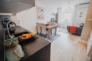 eine Küche und ein Wohnzimmer mit einem Waschbecken und einem Tisch in der Unterkunft Apartment Dajana in Bovec