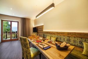 een eetkamer met een houten tafel en stoelen bij Ferienwohnung Pinot in Merano