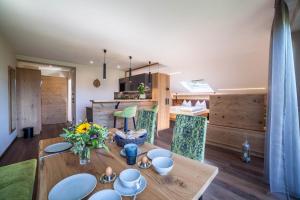 uma cozinha e sala de jantar com mesa e cadeiras em Ferienwohnung Cuve em Merano