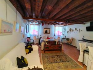 un soggiorno con un divano e un tavolo di Suite Ai Leoni a Venezia