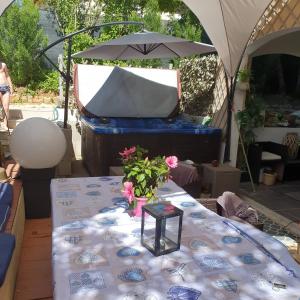uma mesa com uma toalha de mesa e flores sobre ela em Le clos Fleury Cluny em Cluny