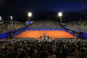 una multitud viendo un partido de tenis en una cancha en Apartment Savudrija (123-4), en Savudrija