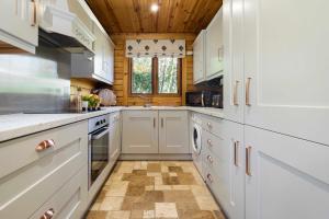 Kjøkken eller kjøkkenkrok på Castledillon Forest Lodge