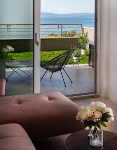Posedenie v ubytovaní Zaloo, Luxury Apartment with Sea-View and Jacuzzi