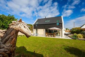 una estatua de cabeza de caballo frente a una casa en Domaine de la pointe Quiberon en Quiberon