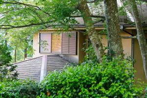 una casa con una ventana en un lado en Hakone Villa en Hakone