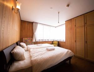 Tempat tidur dalam kamar di tune Hostel（ツネホステル館山）