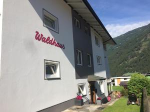 ein Gebäude mit einem Schild an der Seite in der Unterkunft Waldhaus Lechner Steinerkogel in Mayrhofen