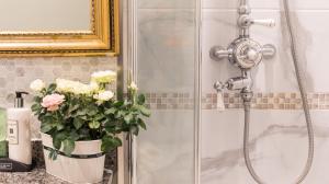a bathroom with a vase of flowers in a shower at Flat 3, 6 Lypiatt Terrace Cheltenham Gloucestershire GL50 2SX in Cheltenham +44 photos