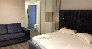 HOTEL BAR RESTORANT YLLI客房内的一张或多张床位